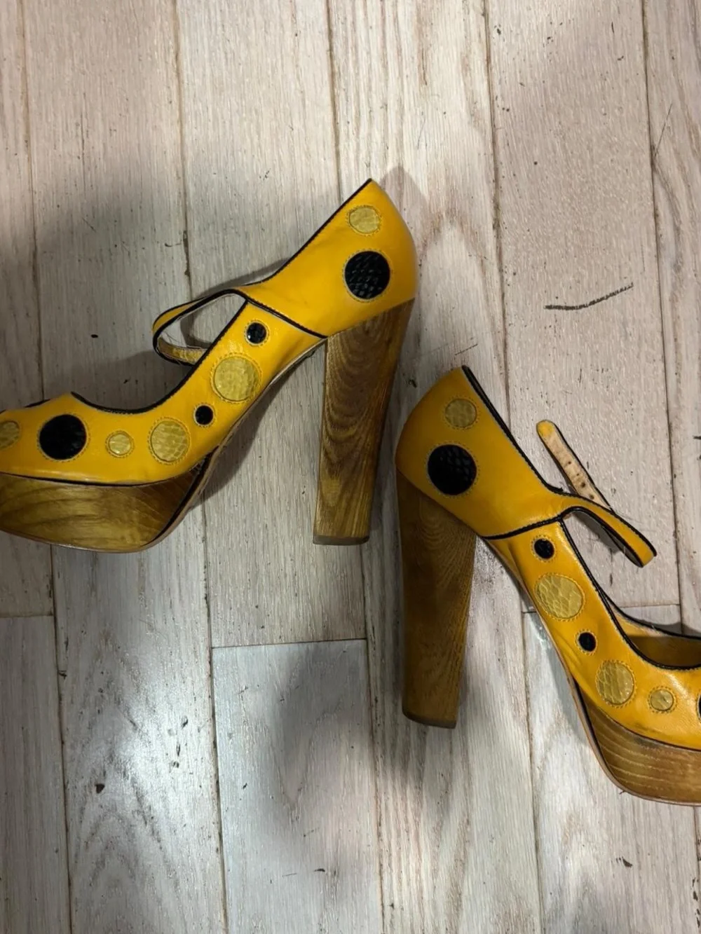 N/A stylish yellow